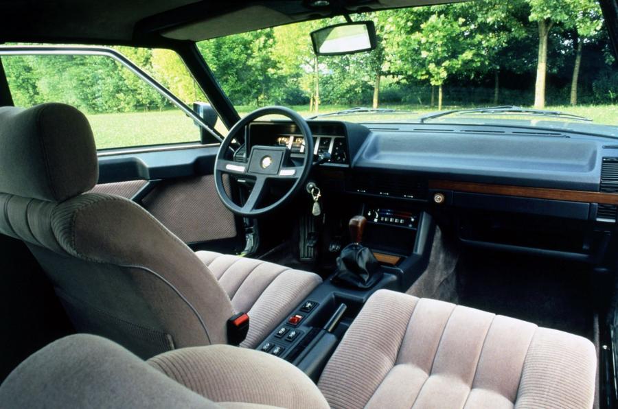 Торпедо Alfa Romeo Alfa 6 (119) 1983 года  (фото 9 из 17)